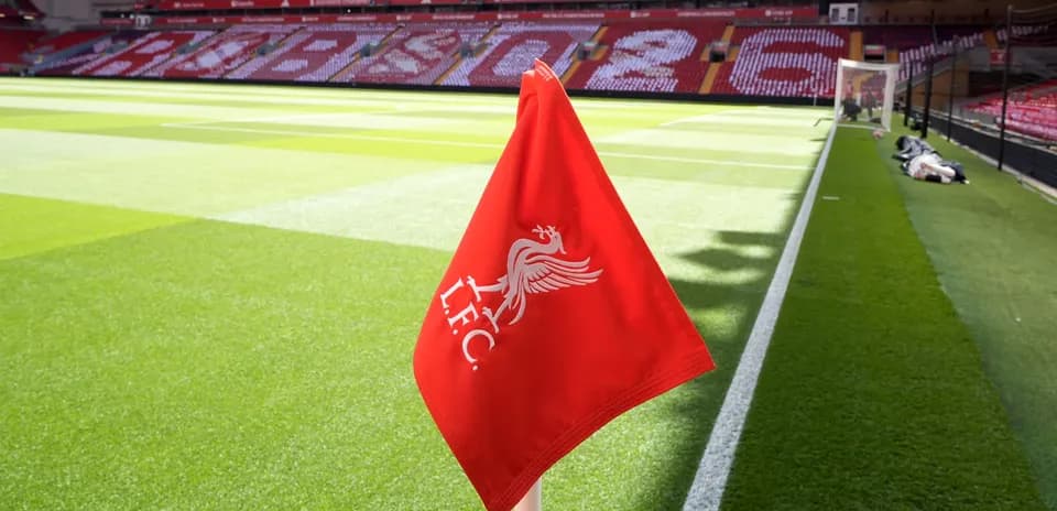 Esquina del campo con bandera de Liverpool FC
