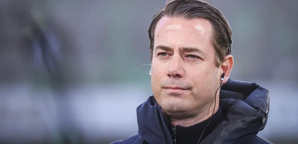 Entrenador con auriculares en el banquillo