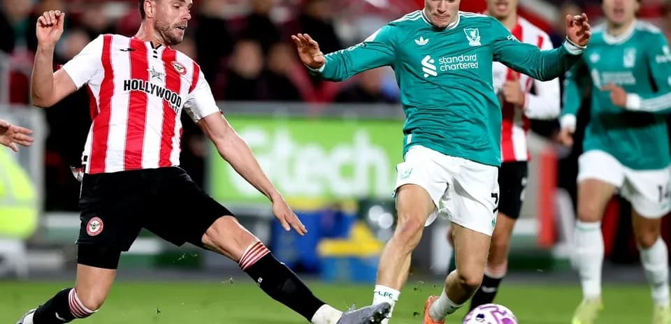 Jugador de Liverpool desafiando a jugador de Brentford