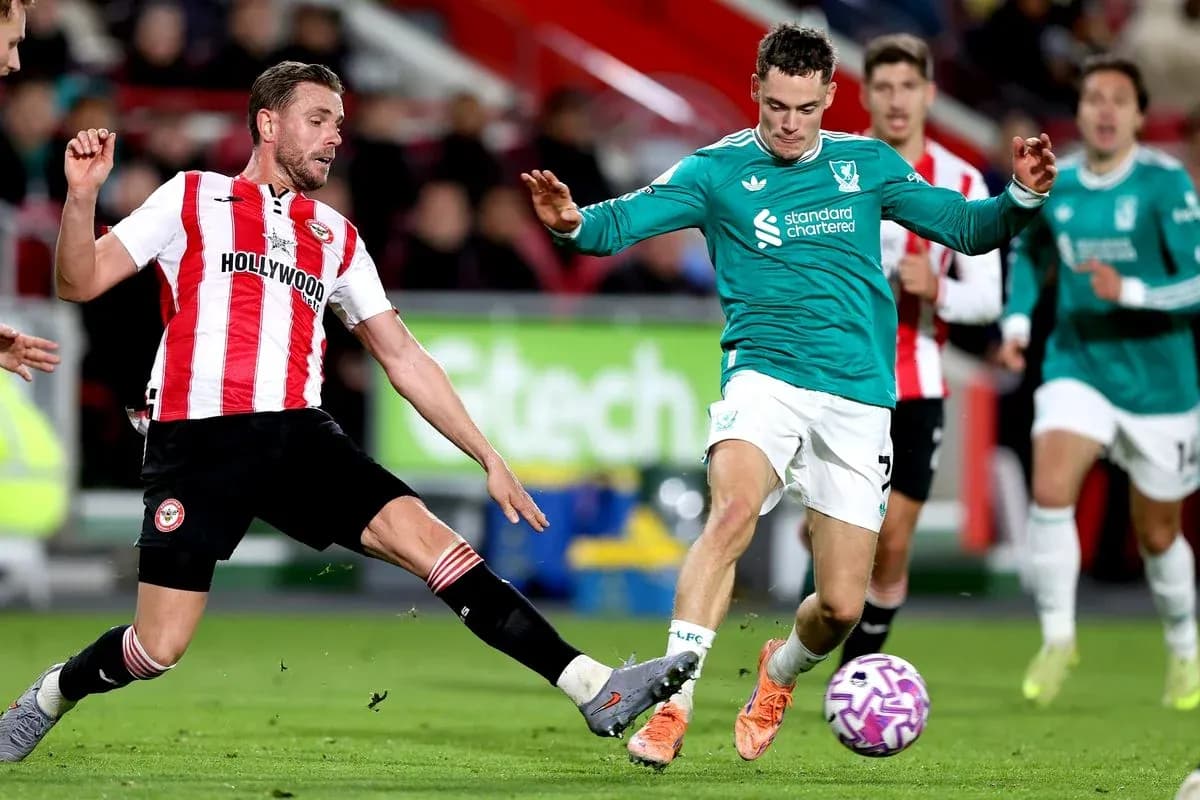 Jugador de Liverpool desafiando a jugador de Brentford