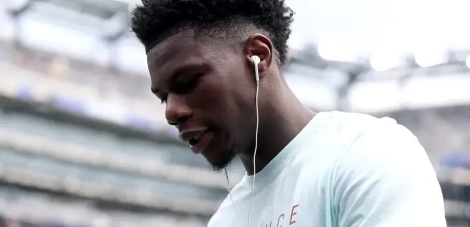 Jugador usando auriculares antes del partido