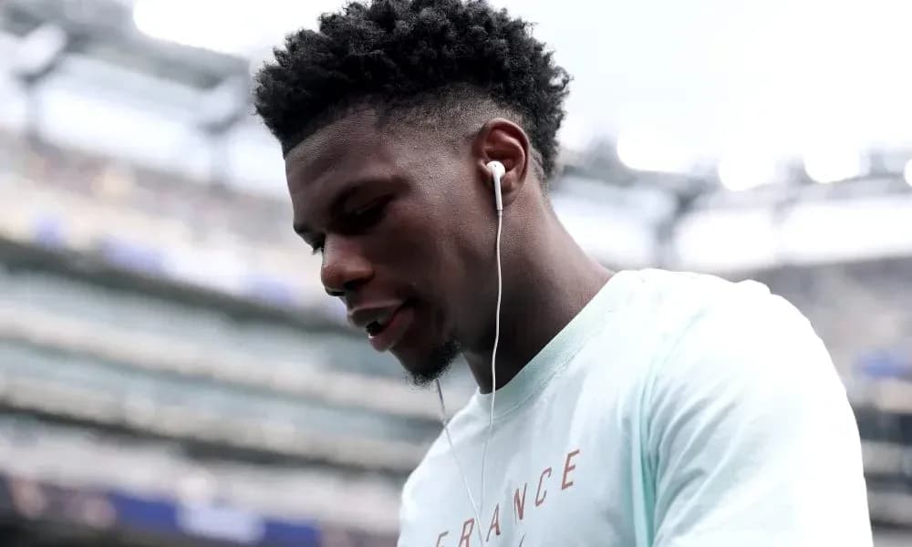 Jugador usando auriculares antes del partido