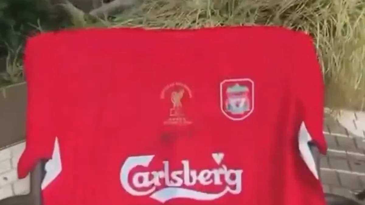 Camiseta roja de Liverpool con logotipo y patrocinador
