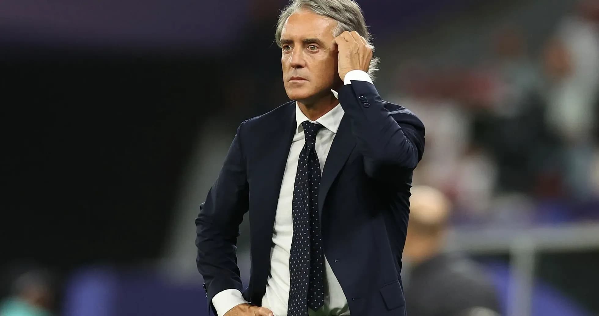Entrenador observando el partido desde la línea lateral