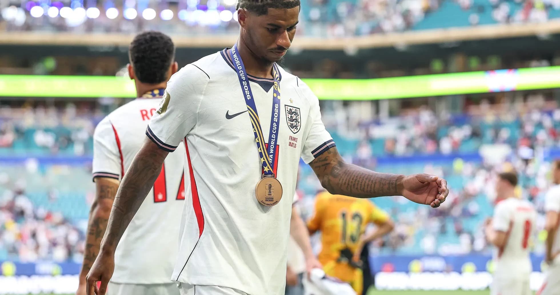 Jugador de Inglaterra con medalla tras partido