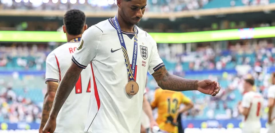 Jugador de Inglaterra con medalla tras partido