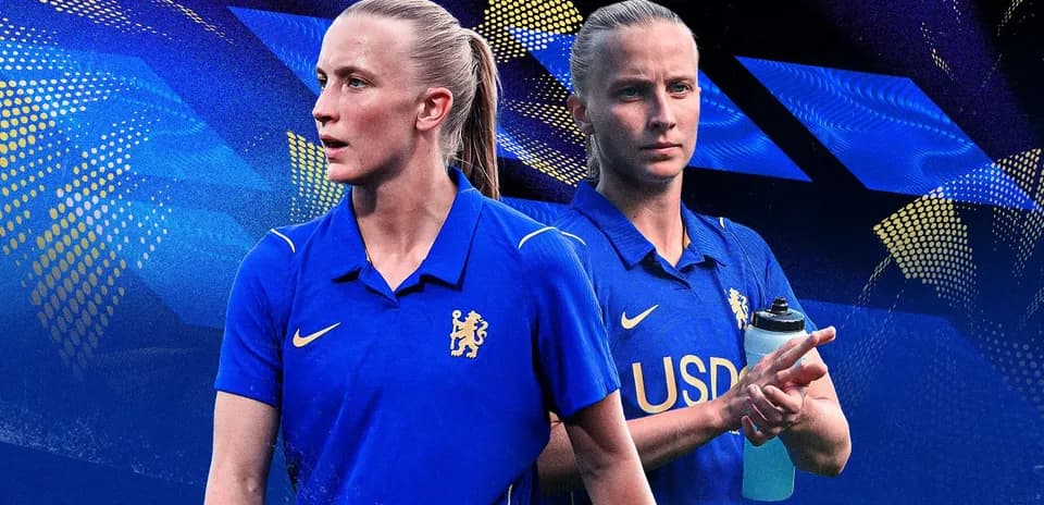Jugadora de fútbol en camiseta azul del Chelsea
