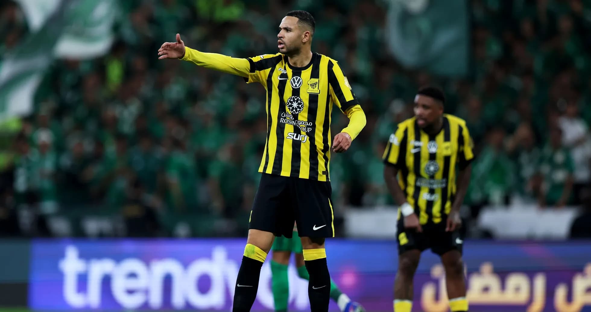 Jugador de Ittihad dirigiendo a sus compañeros en partido