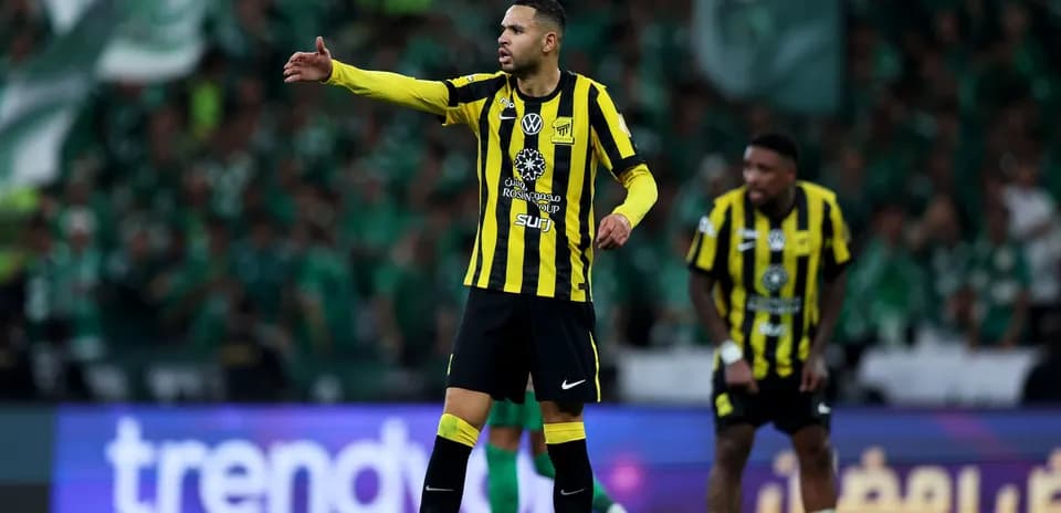 Jugador de Ittihad dirigiendo a sus compañeros en partido