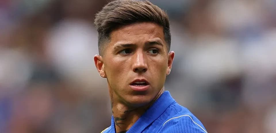 Jugador con camiseta azul en el campo de juego