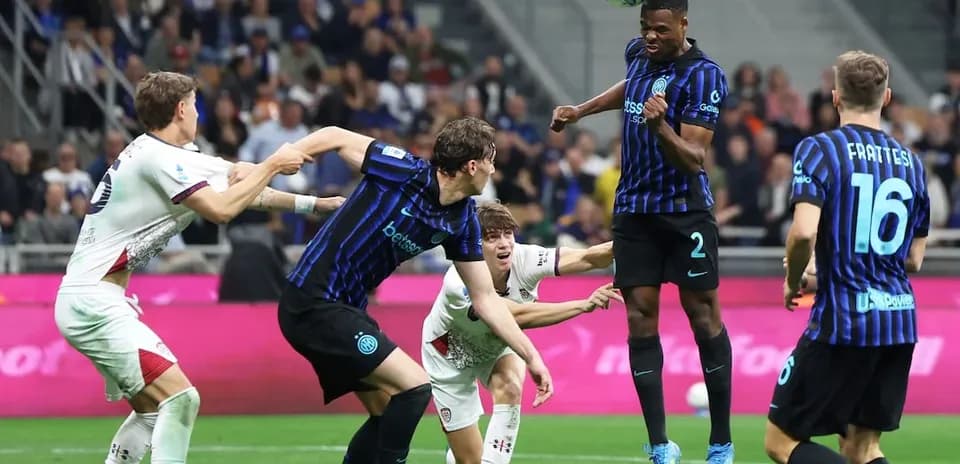 Jugadores de Cagliari e Inter luchando por el balón