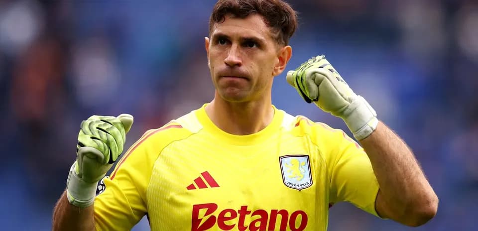 Portero de Aston Villa celebrando con guantes