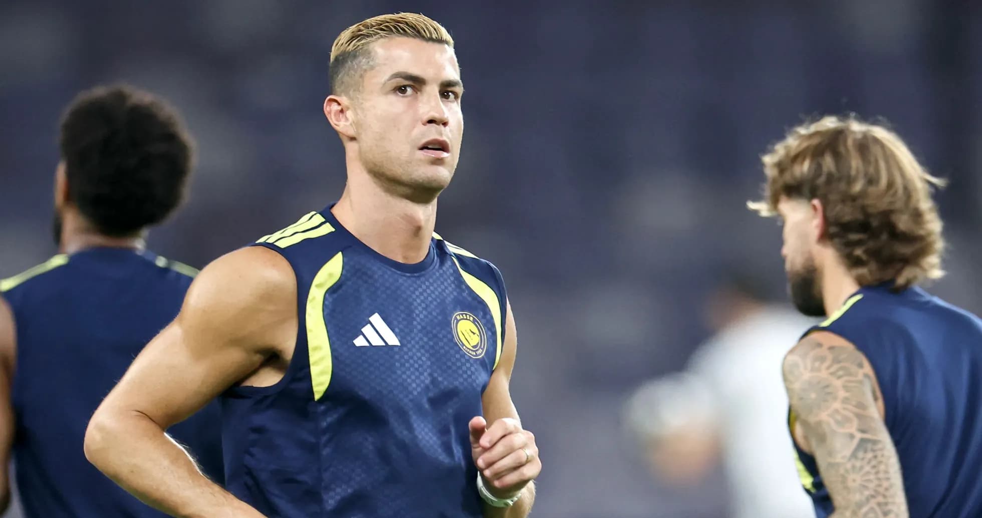 Cristiano Ronaldo entrenando con compañeros en el campo