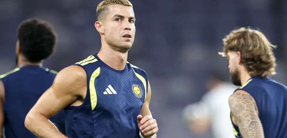 Cristiano Ronaldo entrenando con compañeros en el campo