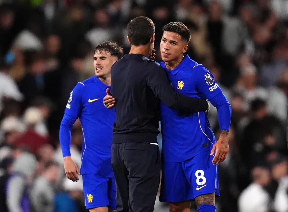 Jugadores de Chelsea abrazando al entrenador tras el partido
