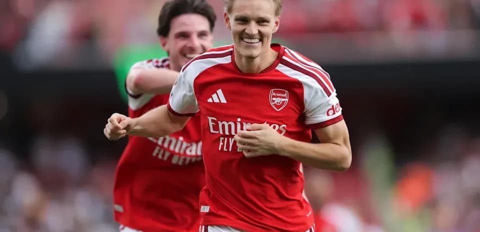 Jugador de Arsenal celebrando un gol en el campo