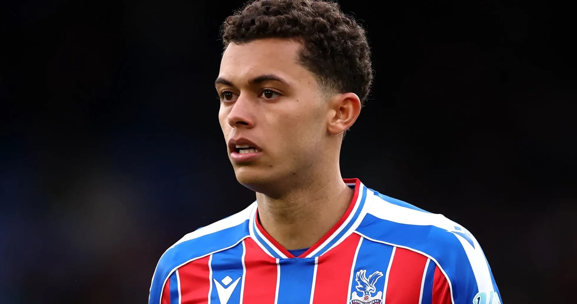 Jugador de Crystal Palace en uniforme durante el partido