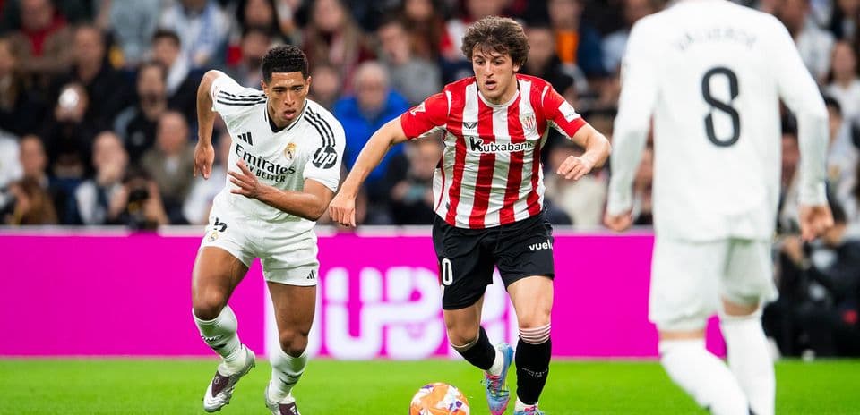 Jugador de Athletic Club corriendo con el balón