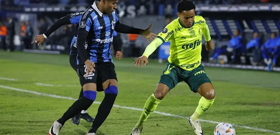 Dos jugadores compitiendo por el balón en el campo