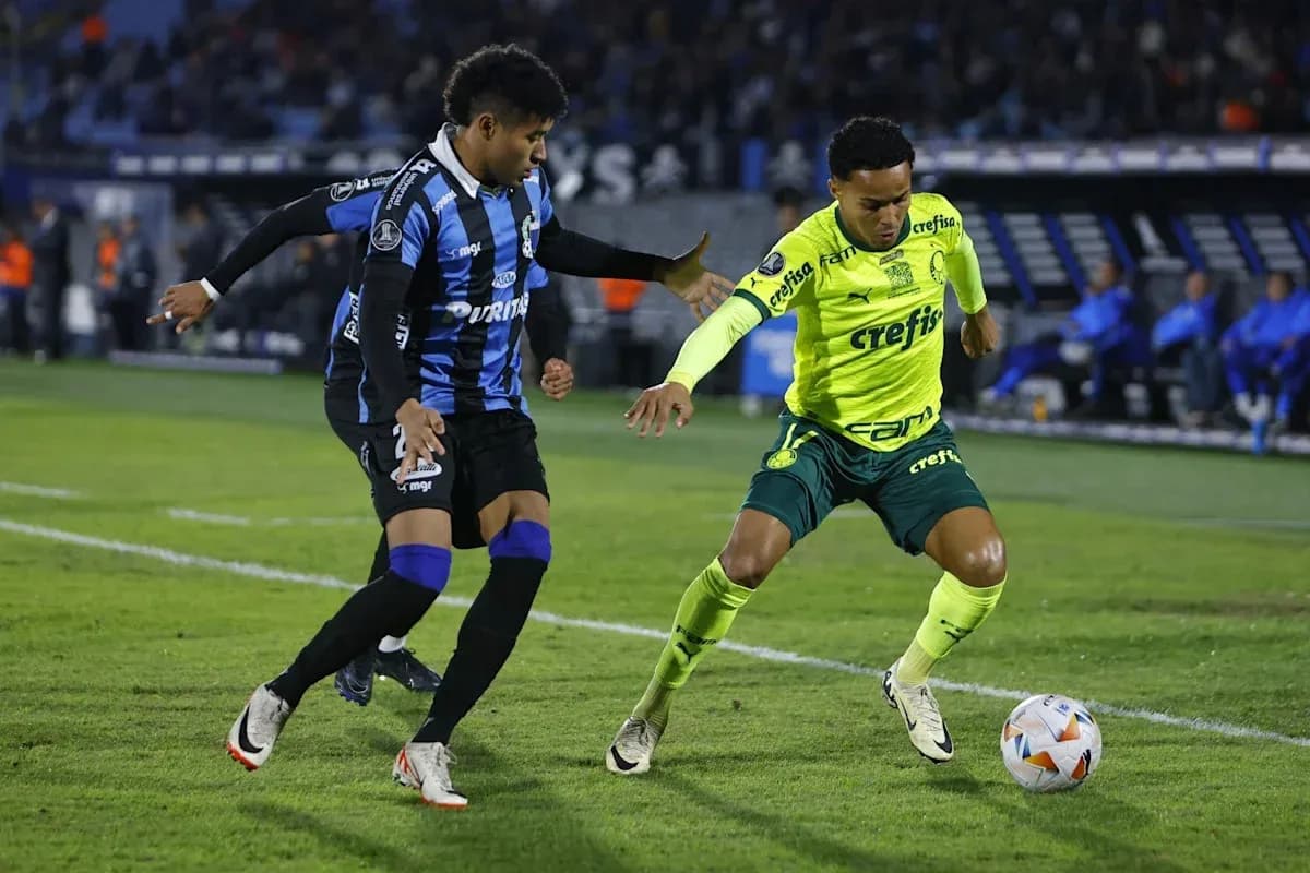 Dos jugadores compitiendo por el balón en el campo