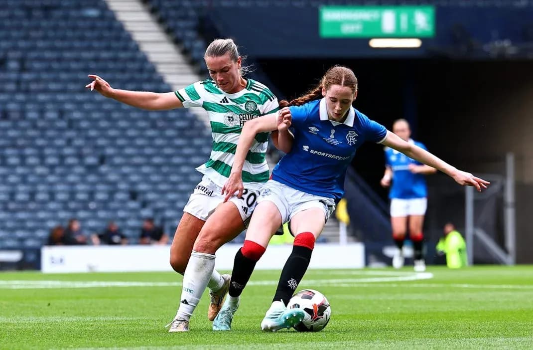 Jugadoras de Celtic y Rangers luchando por el balón