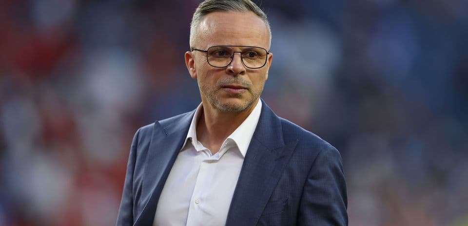 Entrenador en campo durante partido de fútbol