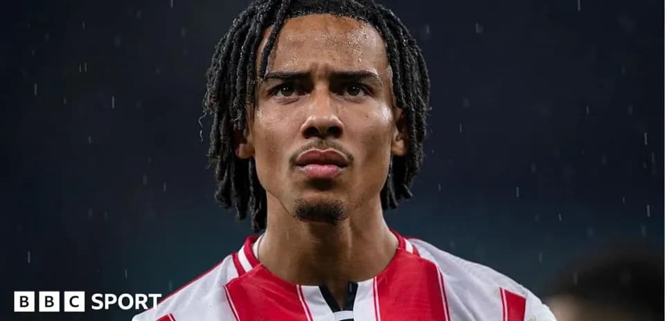 Jugador de Brentford en un partido bajo la lluvia