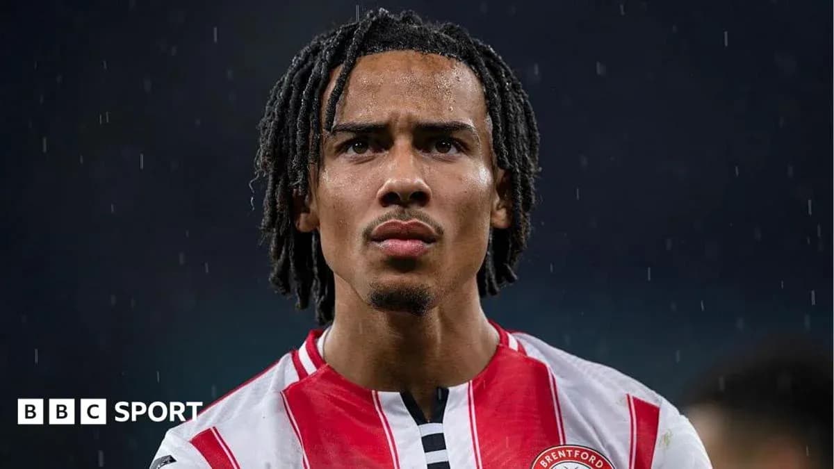 Jugador de Brentford en un partido bajo la lluvia