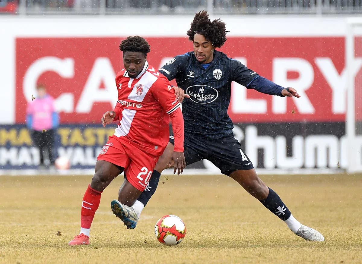 Jugador de Atlético Ottawa compitiendo por el balón