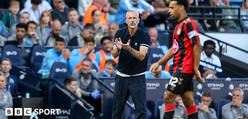 Entrenador de Bournemouth dirigiendo a su jugador en el partido