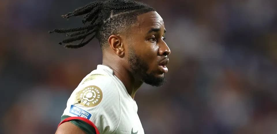 Jugador con camiseta blanca durante el partido