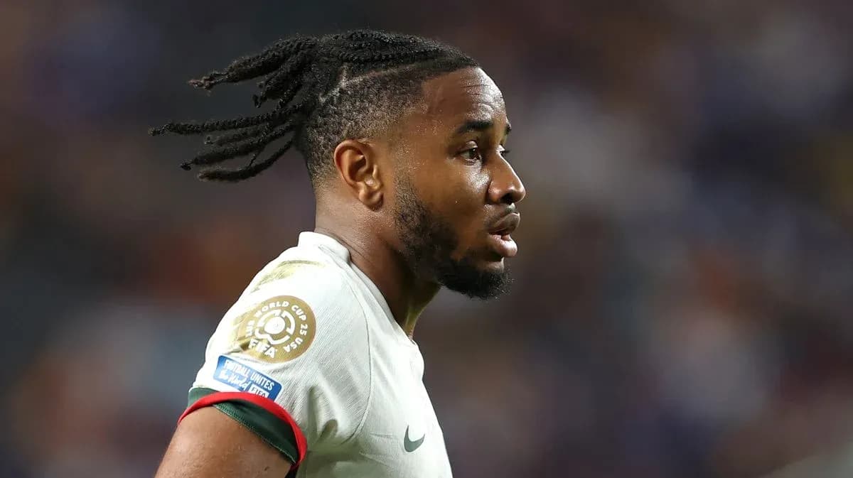 Jugador con camiseta blanca durante el partido