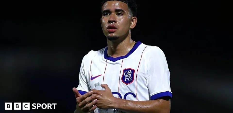 Jugador sosteniendo botella de agua durante el partido