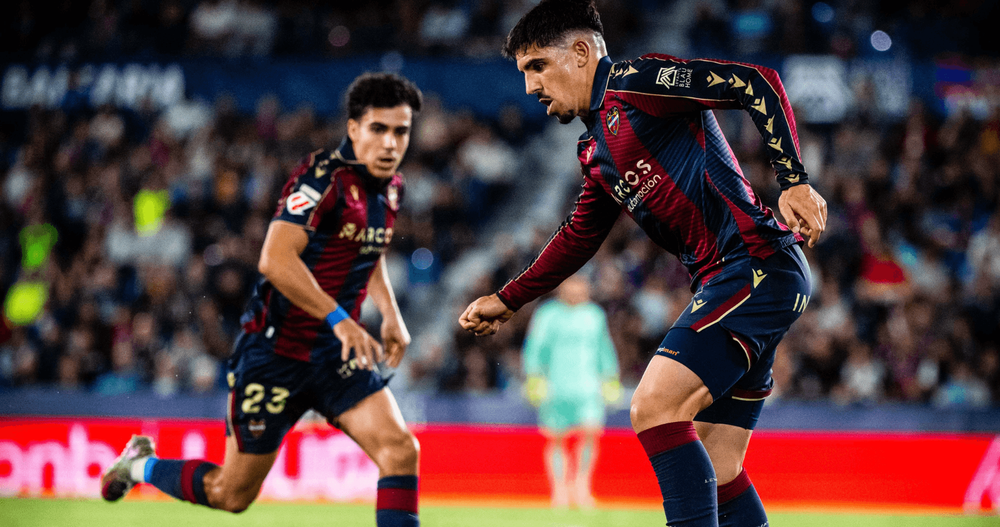 Dos jugadores de Levante en acción durante el partido