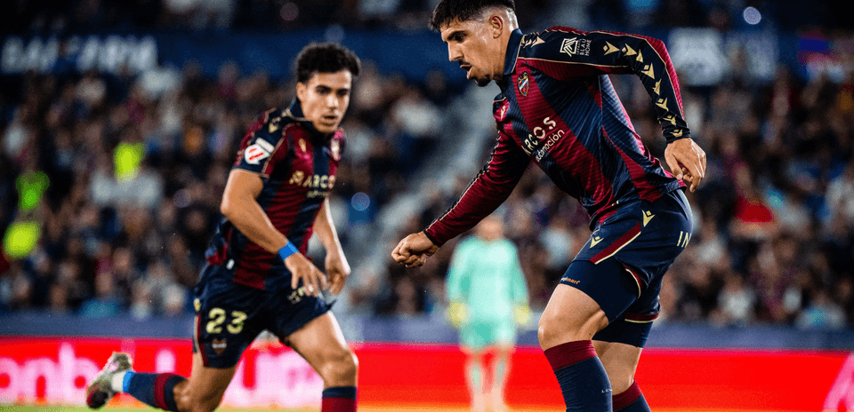 Dos jugadores de Levante en acción durante el partido