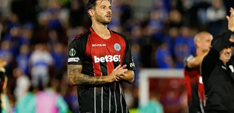Jugador de Omonia Nicosia aplaudiendo tras el partido