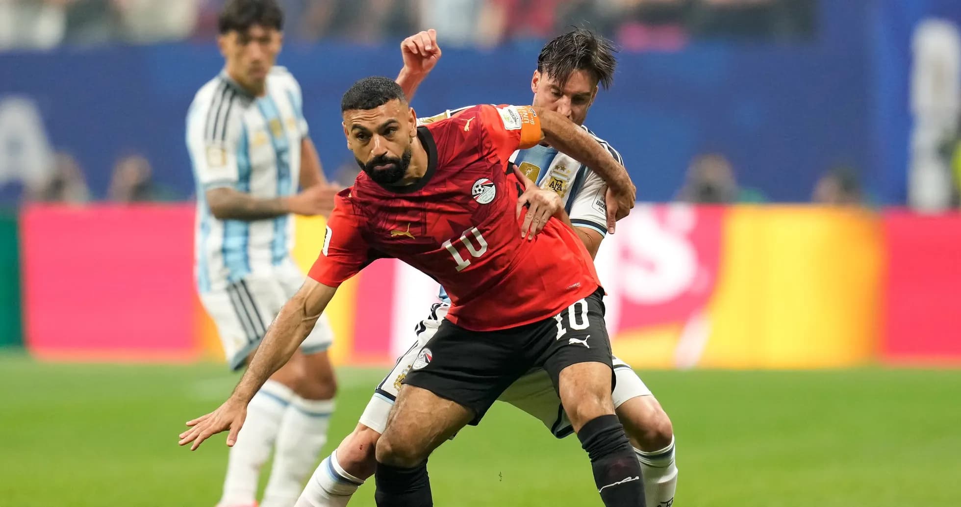 Jugador de Egipto enfrentando a rival argentino en el campo