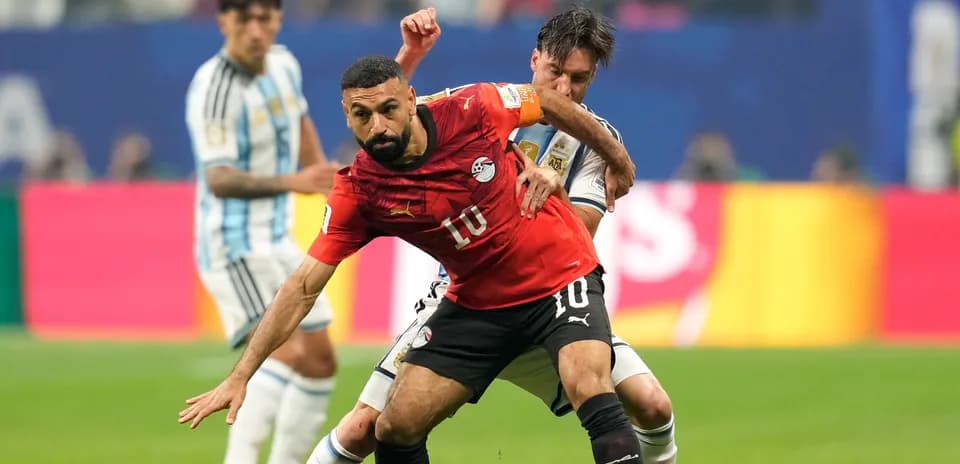 Jugador de Egipto enfrentando a rival argentino en el campo