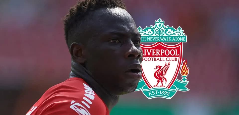 Jugador de Liverpool en primer plano con logo del club