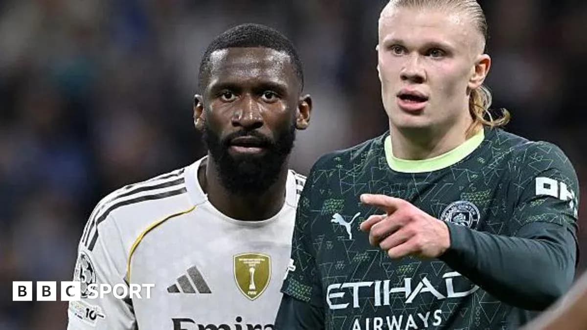 Dos jugadores discutiendo durante un partido de fútbol