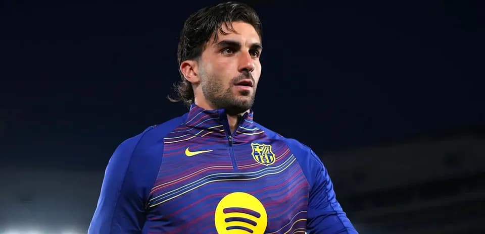 Jugador de fútbol con camiseta de Barcelona en el campo