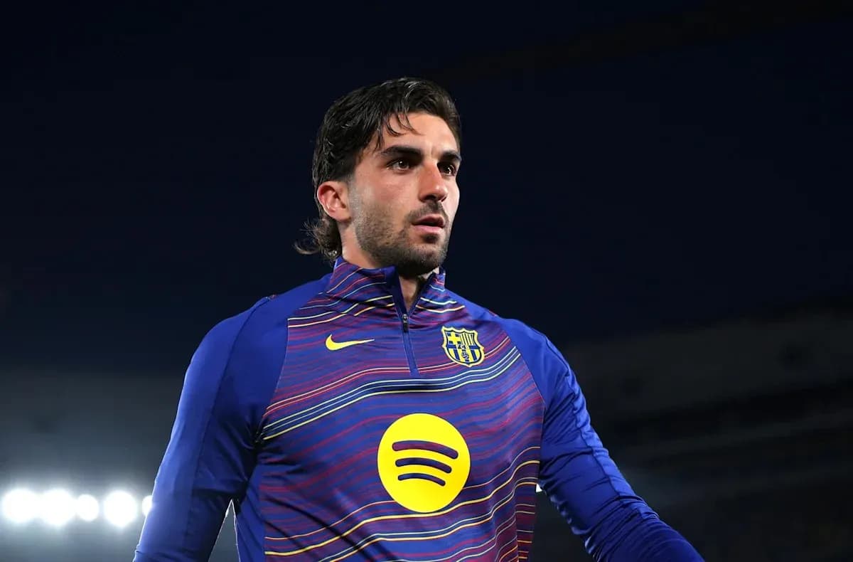 Jugador de fútbol con camiseta de Barcelona en el campo