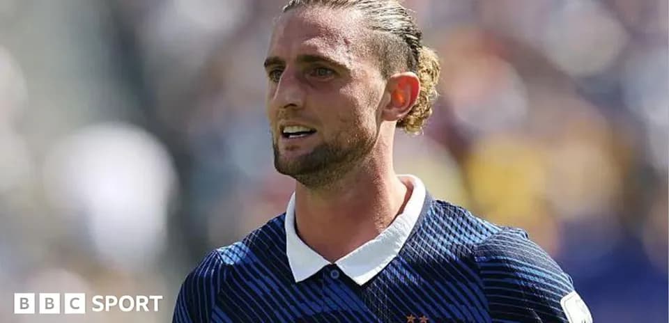Jugador de fútbol con camiseta de Francia en campo