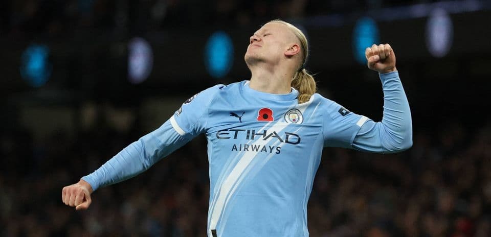 Erling Haaland celebrando un gol para Manchester City