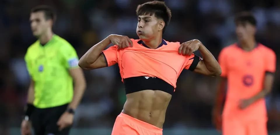 Jugador quitándose la camiseta durante el partido