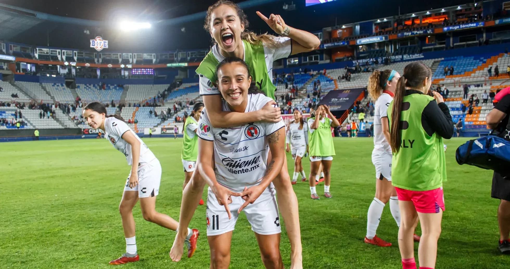 Jugadoras celebrando victoria en el campo