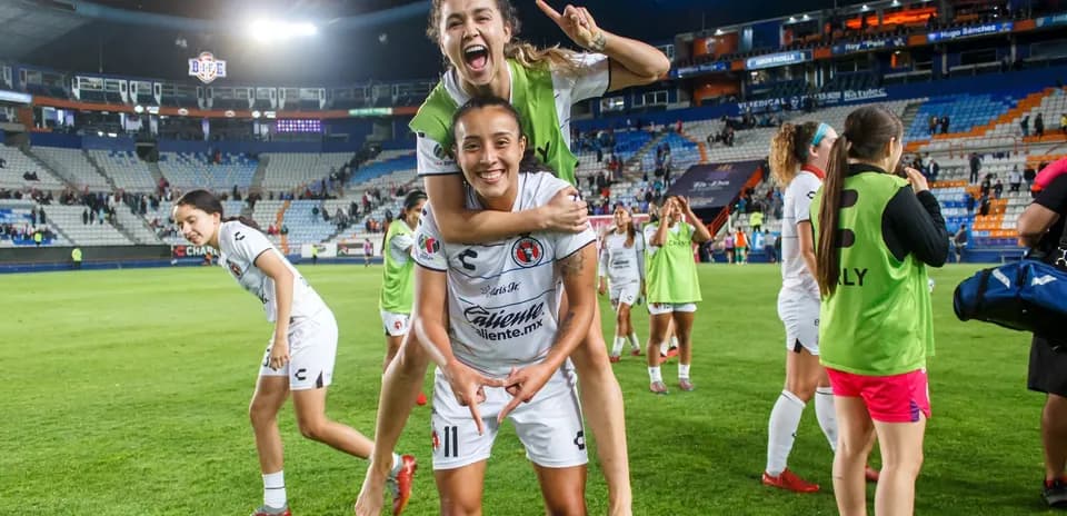 Jugadoras celebrando victoria en el campo