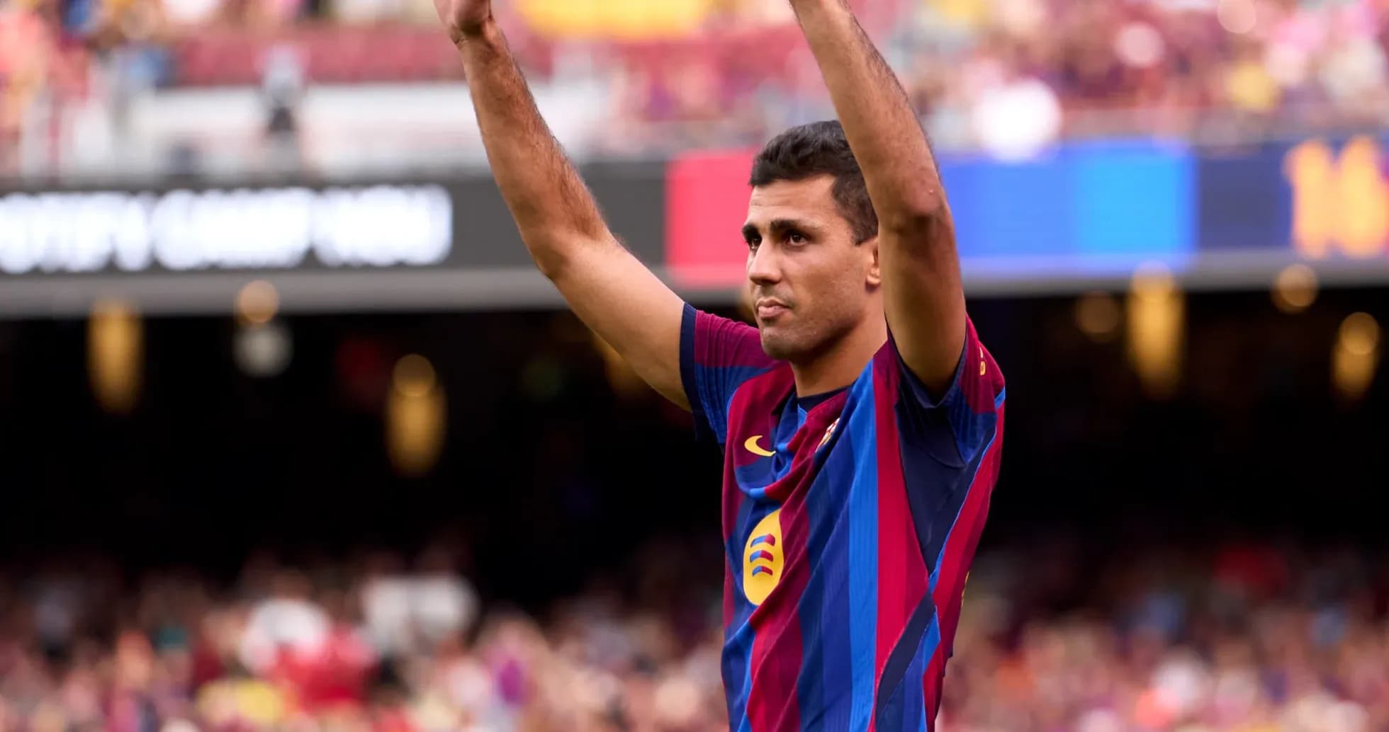 Jugador del FC Barcelona saludando a la afición