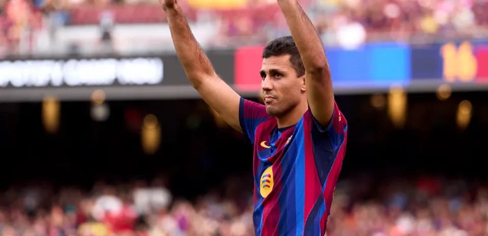 Jugador del FC Barcelona saludando a la afición