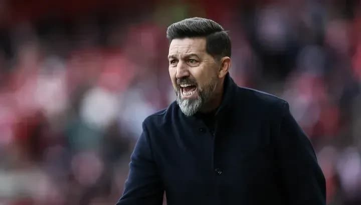 Entrenador dirigiendo a su equipo en el partido